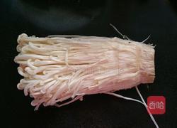 金针菇炒肉片的做法图解1