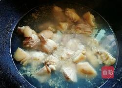 莲藕炖猪蹄的做法图解1