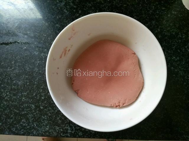 温水活面，我放入了可可粉和一点点食用红色素
