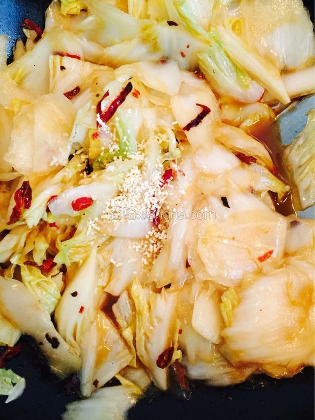 放入适量的鸡精翻炒均匀