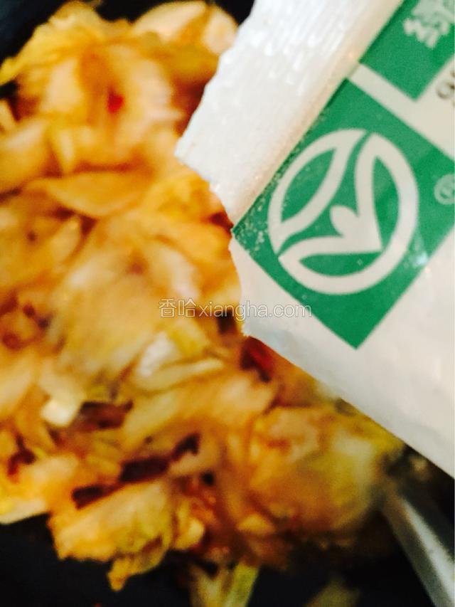 最后在放盐，香油，关火出锅了，整个过程除了开始的时候用小火炒冰糖，剩下都是猛火，不放一点水，白菜本身出水，快速翻炒受热均匀，白菜口感脆