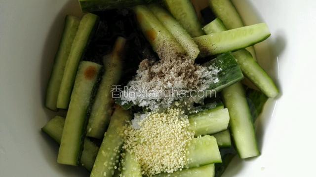 再放入适量的醋，白糖，生抽，蚝油，黑胡椒粉，鸡精。如果盐味不足，还可以加入适量的盐。