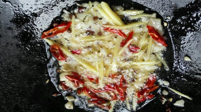 锅中放入油，油热后放入姜，蒜，红辣椒，花椒，煸炒出香味儿。