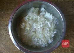 凉拌银耳粉丝的做法图解2
