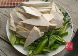 青椒鸡腿菇的做法图解2