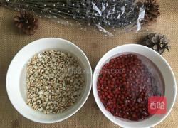 红豆莲子茯苓汤的做法图解2