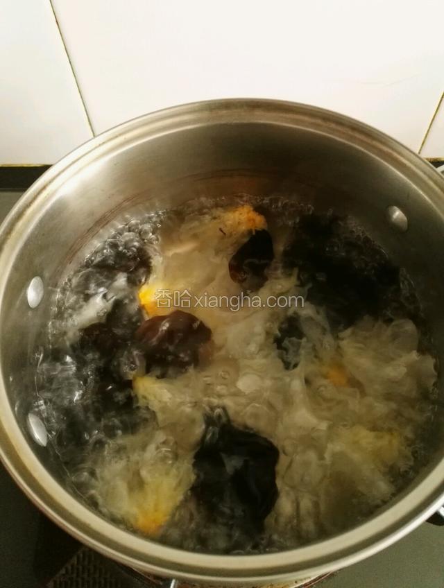 锅里放水烧开放入双耳焯水