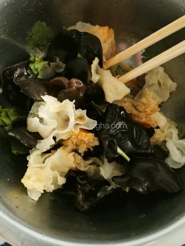 倒入盐，鸡精，糖，醋，生抽，香油拌匀即可