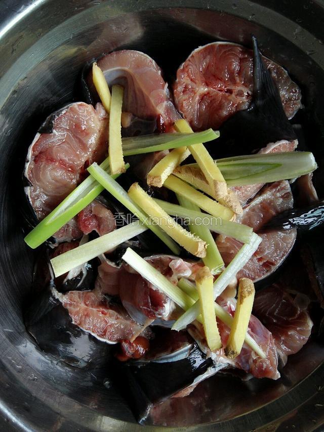 鲶鱼切块，放葱丝，姜丝，胡椒粉，料酒和盐腌30分钟