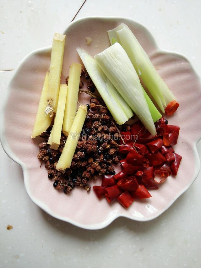 葱切丝，姜切丝，花椒切段