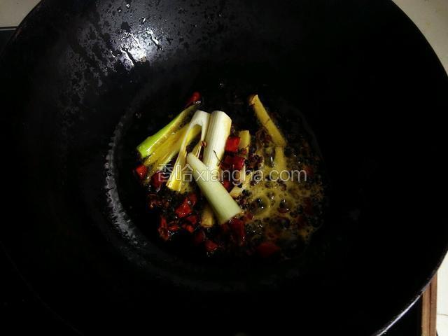 锅中多放点油爆香葱，姜，干辣椒和花椒粒