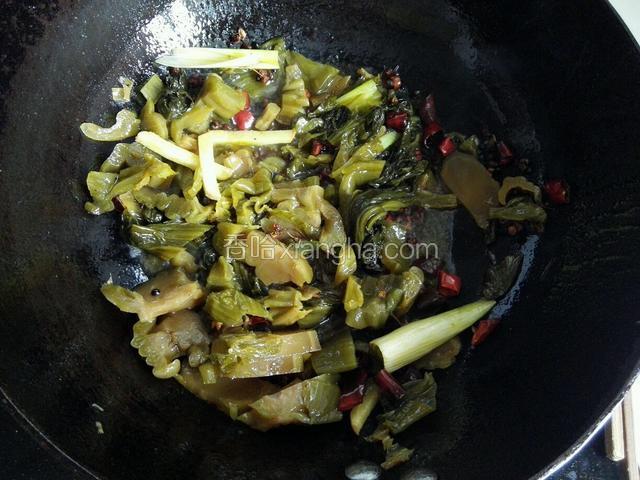 放入酸菜，炒出香味