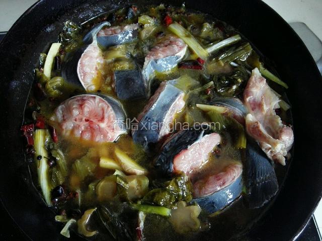 水开放入鲶鱼和少量生抽中火慢炖10分钟