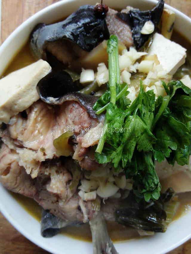 将蒜末和香菜放在表面