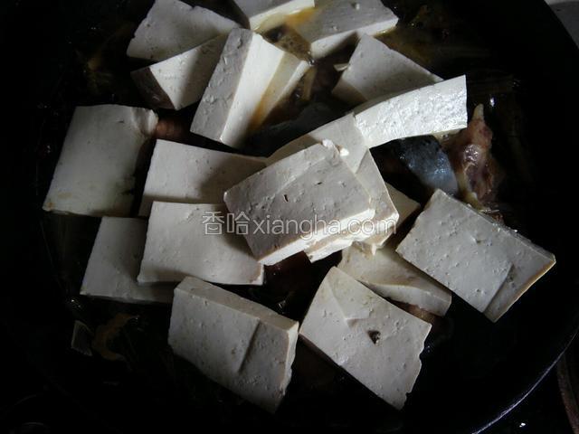 将豆腐放在鱼身上，在炖10分钟
