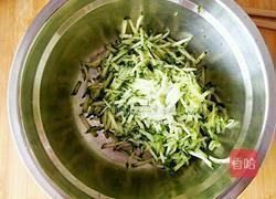 黄瓜鸡蛋虾仁饺子的做法图解5