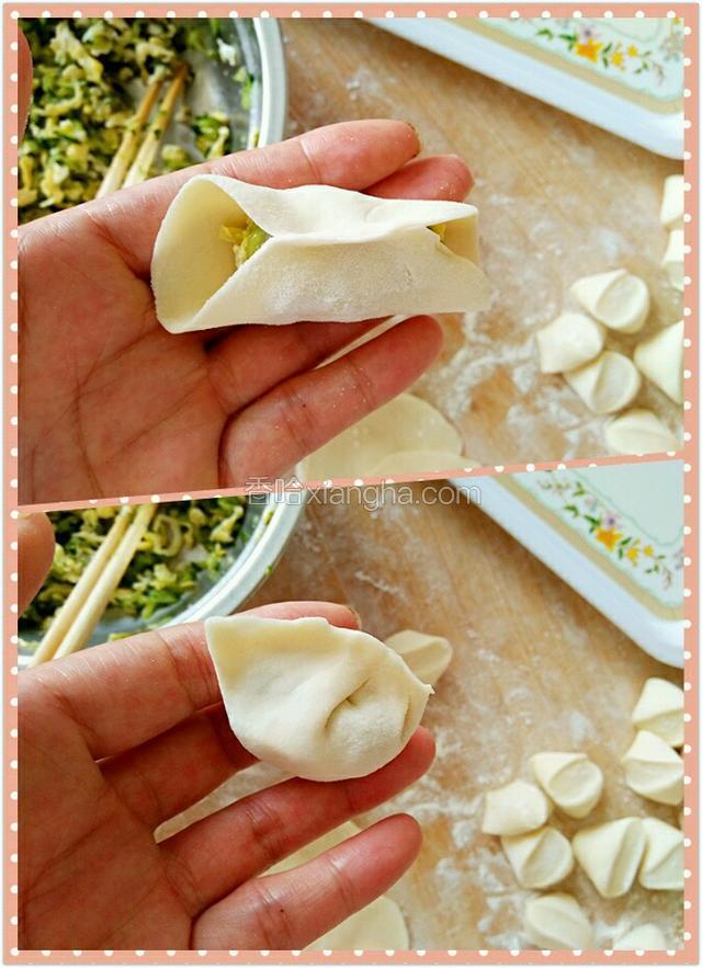 先把面皮对折捏紧中间，再用双手的虎口处捏紧面皮的边缘，这样饺子将包好了。