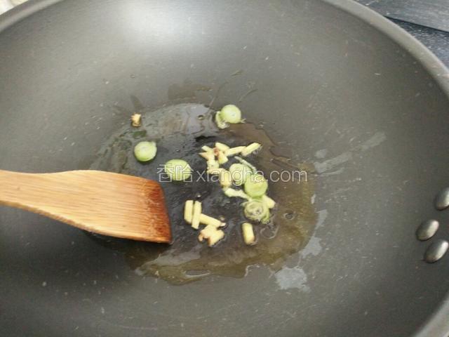 锅中油烧热，放入葱姜爆香锅。