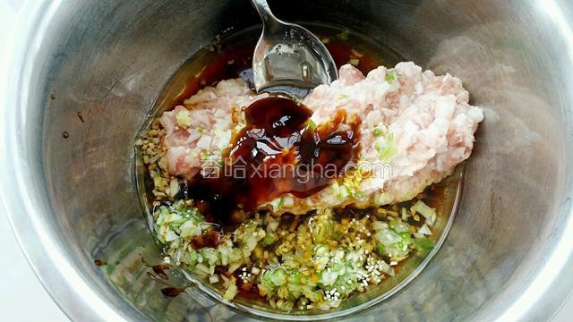 调入食用油、生抽、料酒、盐、鸡精、蚝油。