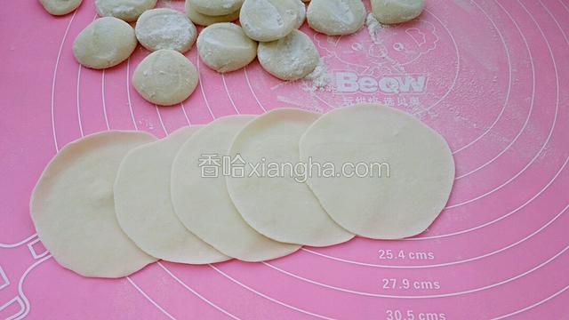 再用擀面杖擀成饺子皮。