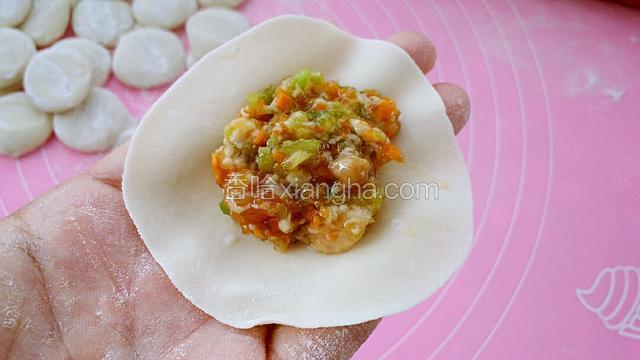 取一张饼皮放入适量馅料。