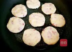 Illustration of how to make bacon potato cakes 10