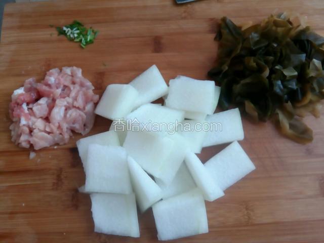 冬瓜切片，海带切条，瘦肉剁碎