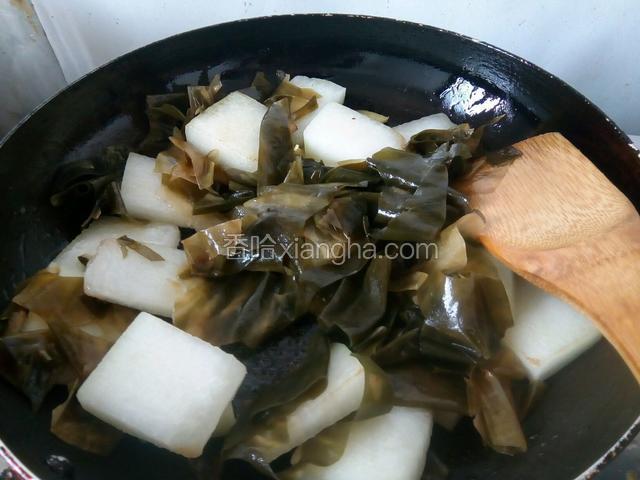 加入清水闷煮