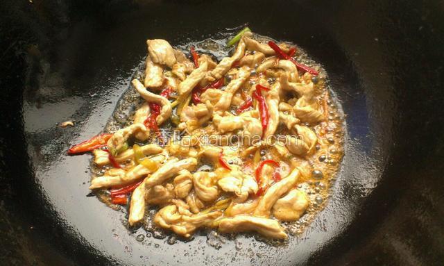 炒制肉变色，到生抽，放盐翻拌均匀