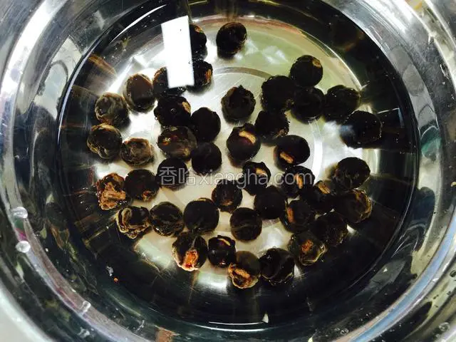 桂圆去皮用冷水泡软。