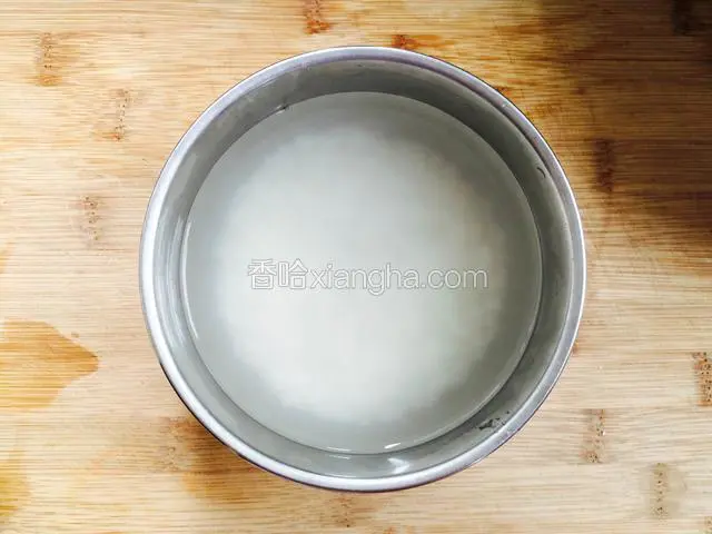 把大米洗干净用水浸泡一个小时。