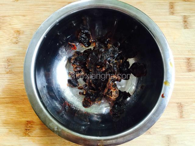 桂圆泡软后把核去掉。