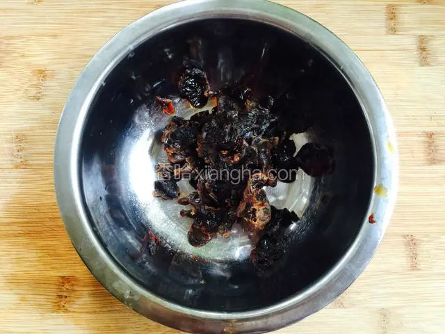 桂圆泡软后把核去掉。