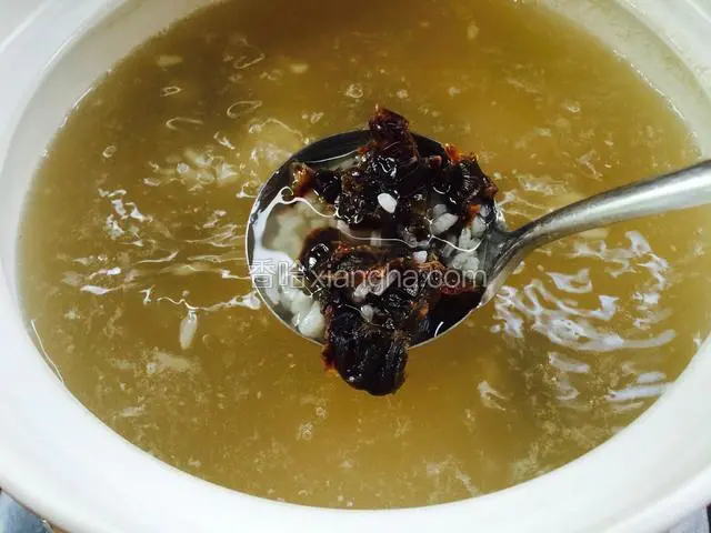 煮到米开花了把桂圆倒进去煮，一直用中火煮，不用盖锅盖，防止溢锅。