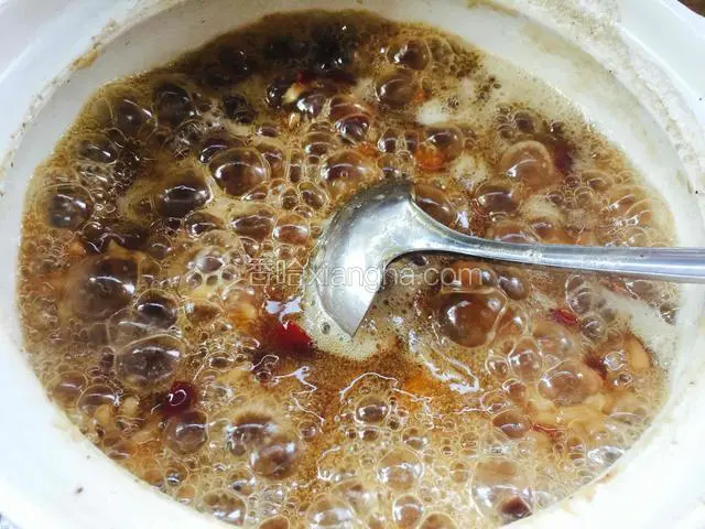 大概煮半个小时粥就变得很粘稠了，这时候就可以关火了。