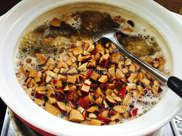 煮到汤汁变得粘稠了把枣粒倒进去煮。