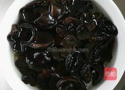黑木耳拌核桃仁的做法图解1