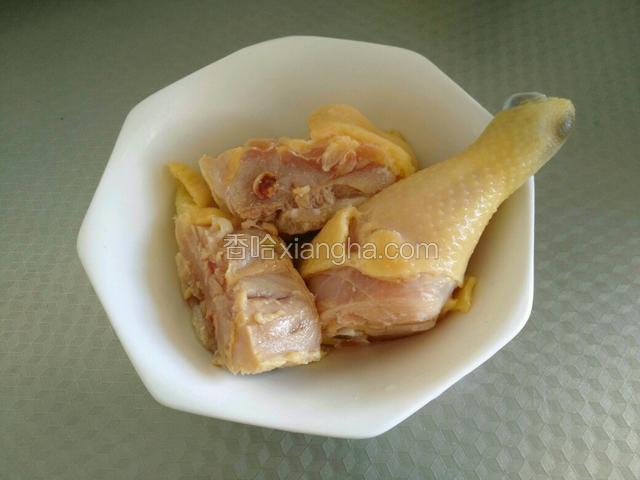 鸡肉切大块。打水焯后备用。