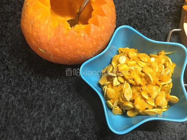 把南瓜的籽挖出。