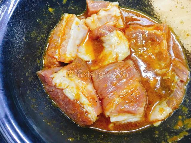排骨先用流动水冲洗干净，然后用胡椒粉、料酒、生抽、10g沙茶酱、姜葱盖上保鲜膜冷藏腌制半小时。