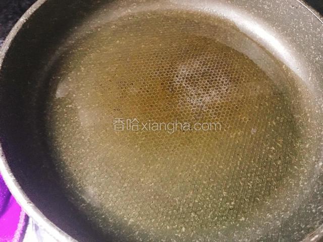 锅内放入适量的油。