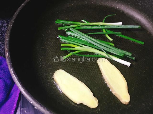 姜葱煸炒至微焦。