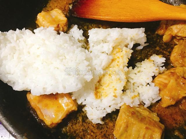 加入米饭，继续煸炒。