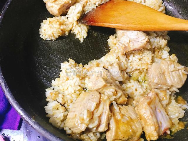 等米饭把汤汁都吸收了就可以了。