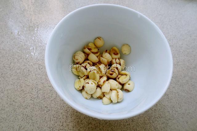 去除中间的莲子芯。