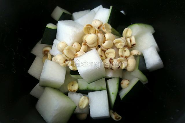 冬瓜和莲子放入电饭锅。