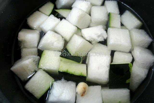 加入大量清水，放入冰糖。