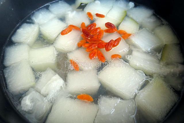 最后二十分钟的时候放入枸杞。