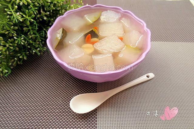 一碗冬瓜莲子汤就炖好了。