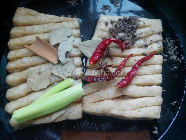 再下花椒粒和孜然粒。（没有可不加）